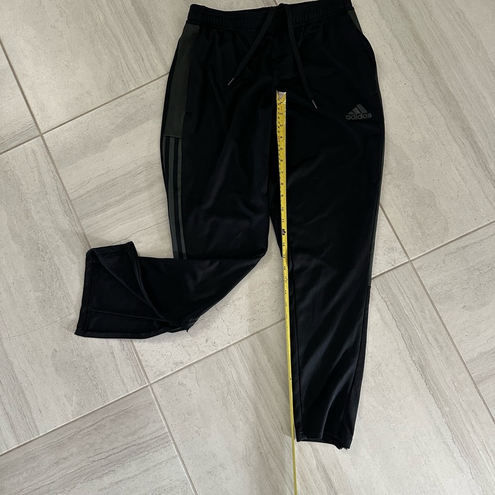 Men’s Adidas athletic pants with pockets